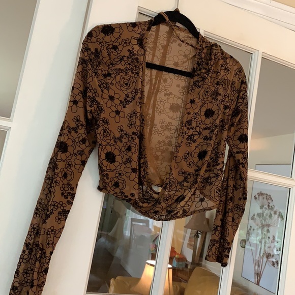 Gorgeous brown floral wrap around string waist surplice top - Picture 5 of 9